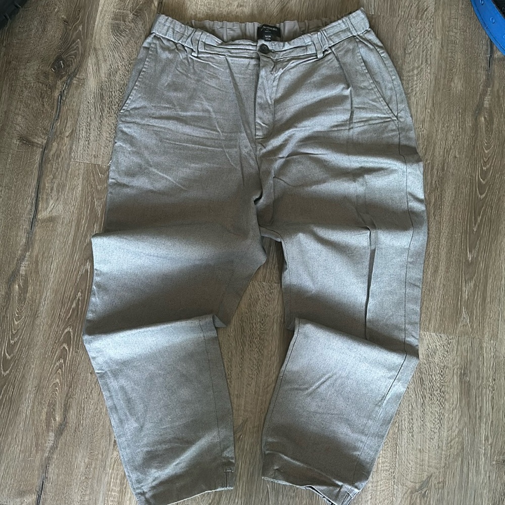 Grey woven Banana Republic jogger. Size 36